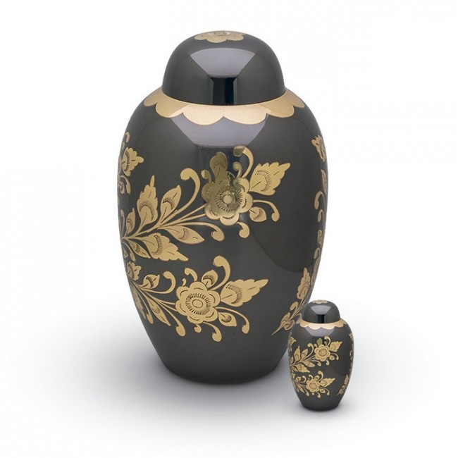 zwarte urn met gouden bloem decoratie graveren personaliseren